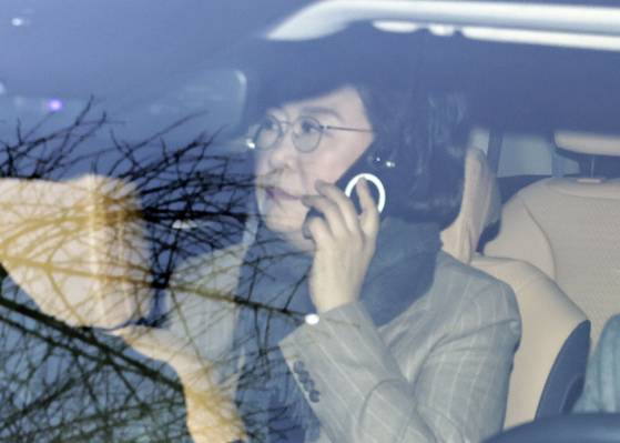 갑질·폭언 등 직장 내 괴롭힘 의혹이 제기된 이혜훈 초대 기획예산처 장관 후보자가 2일 오전 서울 중구 예금보험공사에 마련된 인사청문회 준비 사무실로 출근하며 차량에서 누군가와 전화 통화를 하고 있다. 뉴스1