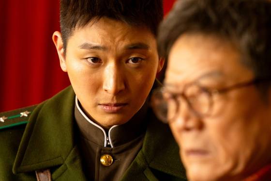 영화 '신의악단'은 북한 당국이 외화벌이를 위해 '가짜 찬양단'을 만들어 부흥회를 준비하는 내용이다. 사진 CJ CGV