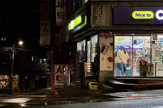 자정께 서울 은평구의 한 편의점에 손님들이 들어서고 있다. 이들은
