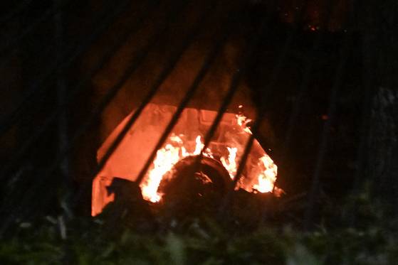 현지시간 3일 카라카스 라 칼로타 공군기지에서 연쇄 폭발 후 차량이 불타고 있다. AFP=연합뉴스