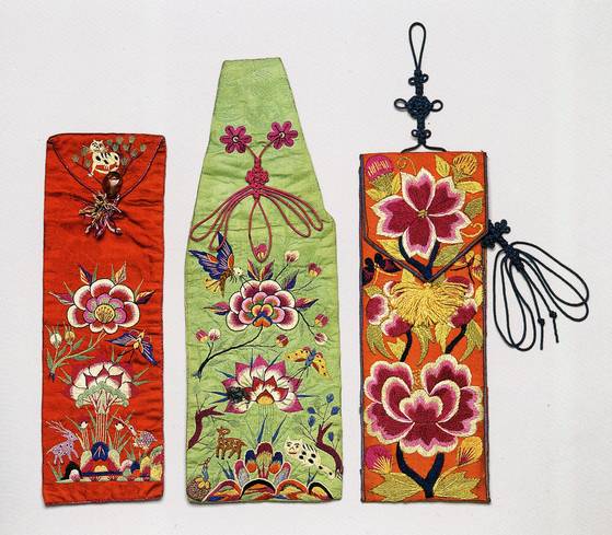 꽃의 왕성한 활력을 수놓은 수저집. [중앙포토]