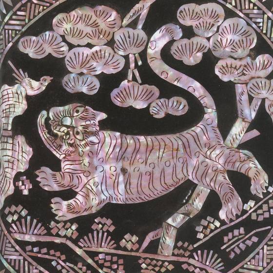 까치와 호랑이를 함께 묘사한 ‘호작도’ 베갯모. [중앙포토]