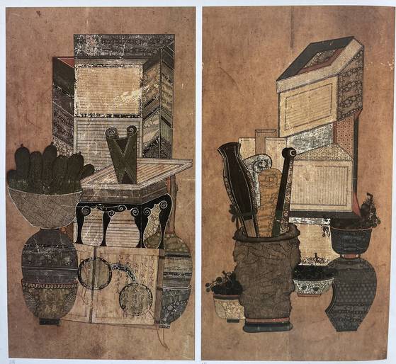 ‘책가도’에는 산호·공작 깃털·복숭아 등 길상을 상징하는 물건이 자주 등장한다. [중앙포토]