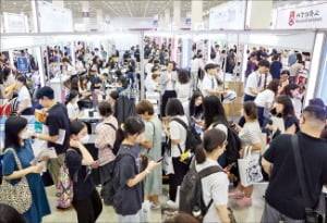 지난해 7월 서울 코엑스에서 열린 ‘2026 수시 대입정보박람회’를 찾은 학생과 학부모들이 상담을 받기 위해 줄을 서 있다.   /최혁 기자