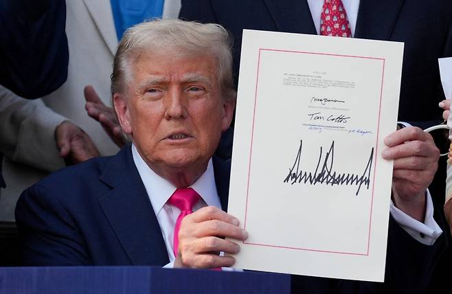 도널드 트럼프 미국 대통령이 지난해 7월 백악관에서 '하나의 크고 아름다운 법안(One Big Beautiful Bill Act)'으로 알려진 포괄적 지출 및 세법 개정안을 서명한 후 공개하고 있다. /로이터연합뉴스