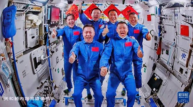 2025년 4월 선저우 19·20호 승무원들이 함께 찍은 사진. 왕하오쩌(뒷줄 맨 왼쪽), 차이쉬저, 쑹링둥,  천둥, 천중루이, 왕제. 중국국가항천국·신화망 캡처