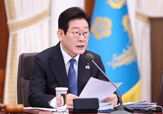 President Lee Jae Myung speaks at a Cabinet meeting on Tuesday. (Yonhap)
