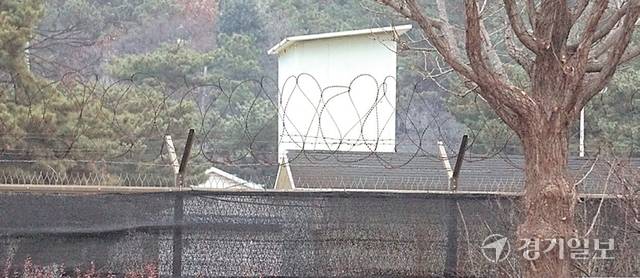 고양특례시 덕양구 주교동에 위치한 육군 모 부대 담벼락에 철조망이 설치돼 있다. 신진욱기자