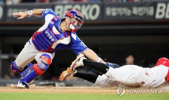 강민호가 실점을 막고 있다.