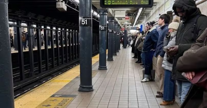 2025년 1월 승강장 벽에 붙어 열차를 기다리는 뉴욕 시민들. 당시 뉴욕 지하철역에서 잇따라 발생한 지하철 밀치기(서브웨이 푸싱·열차가 진입하는 순간 선로로 승객을 밀쳐버리는 범죄) 때문에 시민들이 범죄 피해를 예방하기 위해 벽에 밀착해 서 있는 모습이다. 이 또한 ‘신뢰가 무너진 사회의’ 심리적 장벽이라고 할 수 있겠다. [SNS]