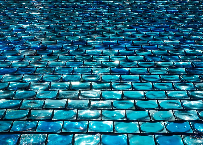 푸른 강 작품의 일부. 유리 벽돌이 영롱하다. [© Othoniel Studio / Jean-Michel Othoniel Adagp, Paris, 2022]