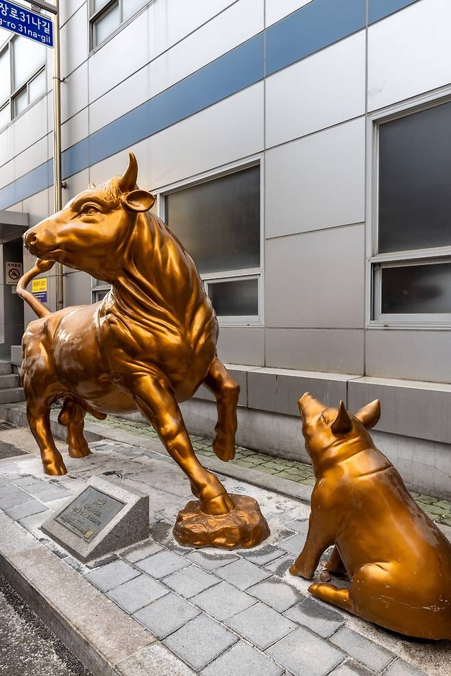 마장동 마장시장 앞 조형물 / 사진 = 서울관광재단