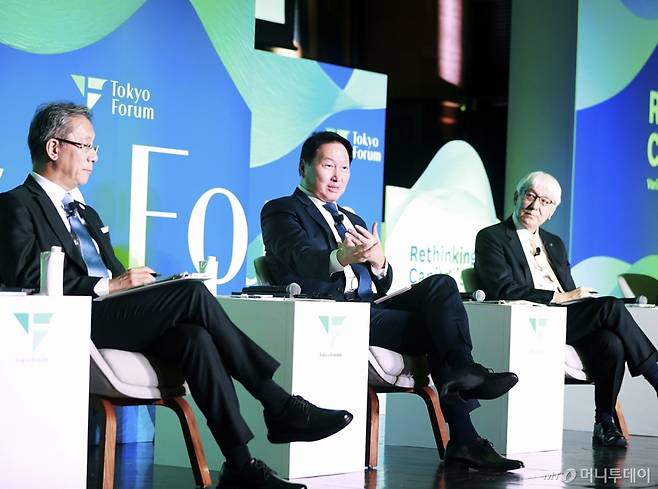 (서울=뉴스1) = 최태원 SK그룹 회장이 21일 오후 일본 도쿄대 야스다 강당에서 열린 도쿄포럼 2025 비지니스 리더 세션에 참석해 토론하고 있다. 왼쪽부터 후지이 테루오 도쿄대 총장, 최 회장, 이와이 무츠오 일본경제동우회 회장대행 겸 일본담배산업 이사회 의장. (SK수펙스추구협의회 제공. 재판매 및 DB 금지) 2025.11.21/뉴스1  Copyright (C) 뉴스1. All rights reserved. 무단 전재 및 재배포,  AI학습 이용 금지.
