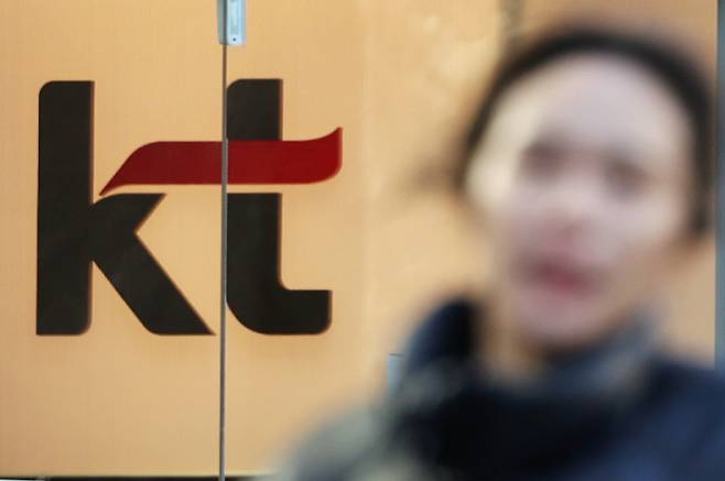 KT가 위약금을 면제하기 시작한 지난달 31일부터 2일까지 3만명의 고객이 빠져나갔다. /사진=뉴스1