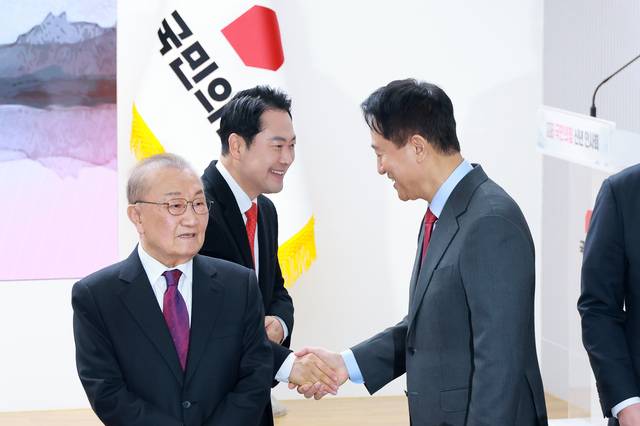 국민의힘 장동혁(가운데) 대표와 오세훈 서울시장이 지난 1일 서울 여의도 중앙당사에서 열린 신년인사회에 참석해 인사하고 있다. 왼쪽은 상임고문인 장경우 전 의원. 연합뉴스