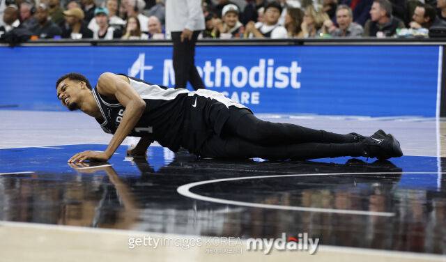 웸반야마가 1일 뉴욕과 경기 중 부상해 신음하고 있다. /게티이미지코리아
