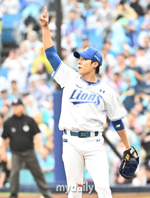 7일 오후 대구광역시 수성구 대구삼성라이온즈파크에서 진행된 '2025 프로야구 KBO리그 포스트시즌' 와일드카드 결정전 1차전 삼성라이온즈와 NC다이노스의 경기. 삼성 원태인이 4회초 2사 1,2루서 오영수를 좌익수 뜬공으로 처리하고 있다./마이데일리