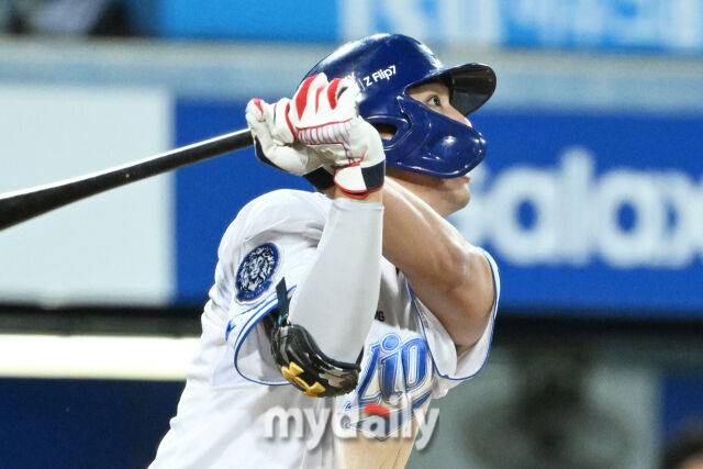 22일 대구 삼성라이온즈파크에서 열린 '2025 신한 SOL BANK KBO 포스트 시즌' 삼성 라이온즈와 한화 이글스 플레이오프(PO) 4차전 경기. 삼성 김영웅이 6회말 1사 1-3루에 3점 홈런을 치고 있다./마이데일리