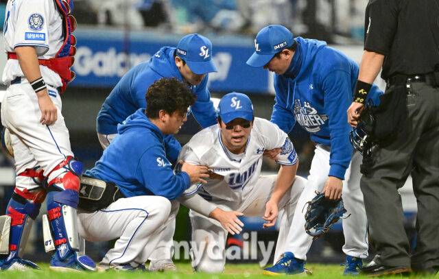 2025년 10월 13일 오후 대구 삼성라이온즈파크에서 열린 '2025 신한 SOL Bank KBO 포스트시즌' SSG 랜더스와 삼성 라이온즈의 준플레이오프 3차전 경기. 삼성 3루수 김영웅이 8회초 1사 후 SSG 에레디아의 3루 땅볼 타구를 처리하다 허리 통증을 호소하며 쓰러지고 있다./마이데일리