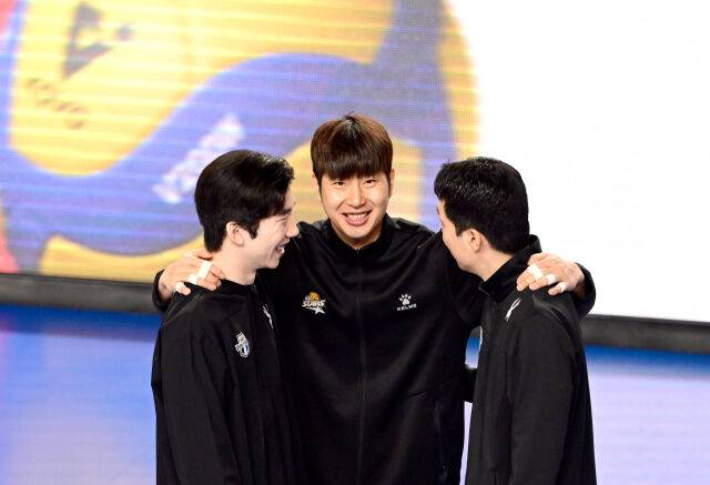 박상하가 허수봉, 최민호과 반갑게 인사하고 있다 / 한국배구연맹(KOVO)