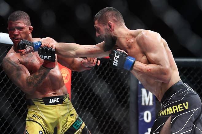 2022년 4월 UFC 273에서 길버트 번즈를 라이트 스트레이트로 두들기고 있는 함자트 치마예프(오른쪽). 치마예프는 극강의 그래플러면서도 15전 전승중 피니시 12개 중 6개가 TKO이며 그중 5개는 펀치에 의해 만들었을 정도로 타격도 빼어나다. [게티이미지]