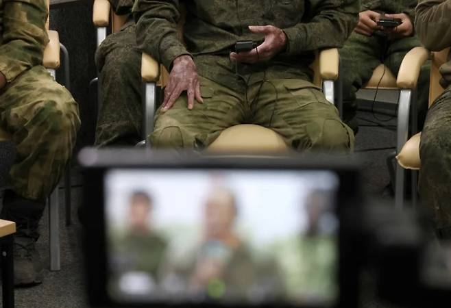 지난해 3월 우크라이나에 잡힌 외국인 전쟁 포로들이 키이우에서 진행된 기자회견에서 고소득 일자리를 알선해주겠다는 말에 속아 러시아로 오게 됐다며 참전 계기를 설명하고 있다.[AFP]