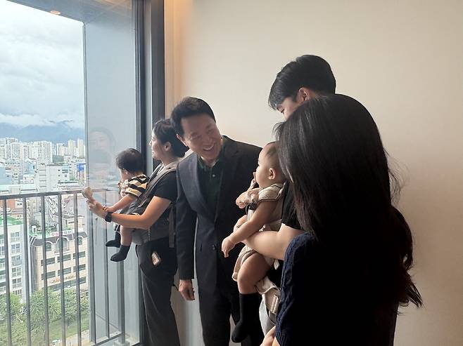 오세훈 서울시장이 송파구 문정동 ‘르피에드’ 오피스텔 미리내집 현장을 신혼부부와 둘러보고 있는 모습. [헤럴드경제DB]