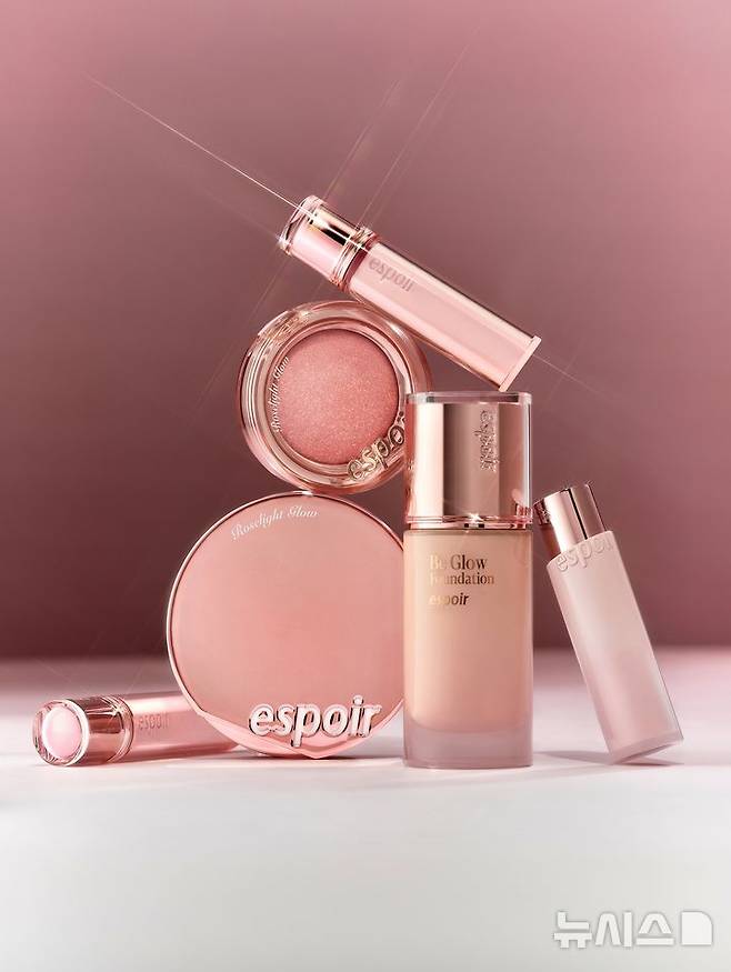 [서울=뉴시스] 에스쁘아가 출시한 '로젤라이트 글로우 컬렉션' 이미지. (사진=에스쁘아 제공) 2026.01.02. photo@newsis.com