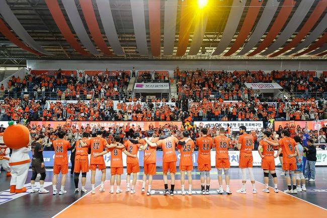 OK저축은행 읏맨 배구단은 지난해 기존 연고지를 안산에서 부산으로 옮겼다. ‘전국적 V리그 팬베이스 확장’을 위해 고민을 했다. /  OK저축은행