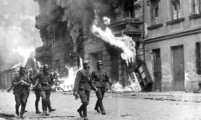 2차대전 도중 일어난 바르샤바 봉기(1944년 8∼10월) 당시 나치 독일군이 폐허가 된 폴란드 바르샤바&nbsp;시가지를 순찰하고 있다. SNS 캡처