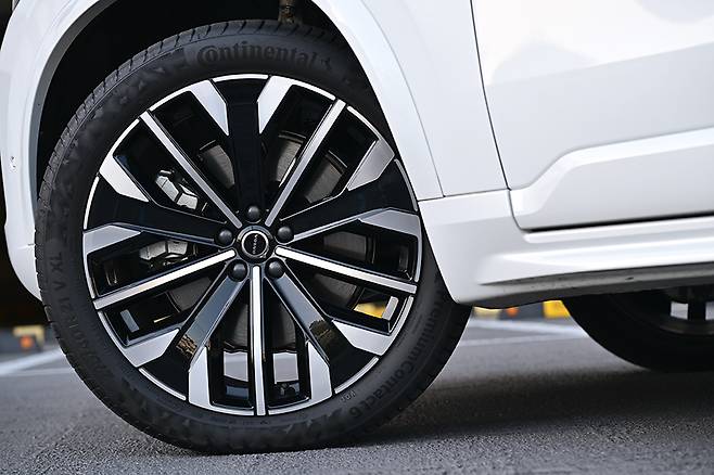 볼보 XC90 T8 리차지 AWD. 사진: 김학수 기자