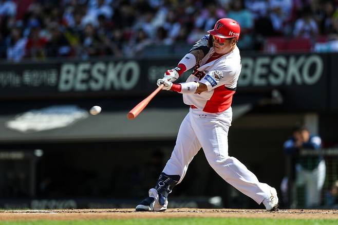 ▲ KIA는 최형우(사진)의 이적으로 이제 후계자 물색을 더 미룰 수 없는 상황에 이르렀다 ⓒKIA타이거즈