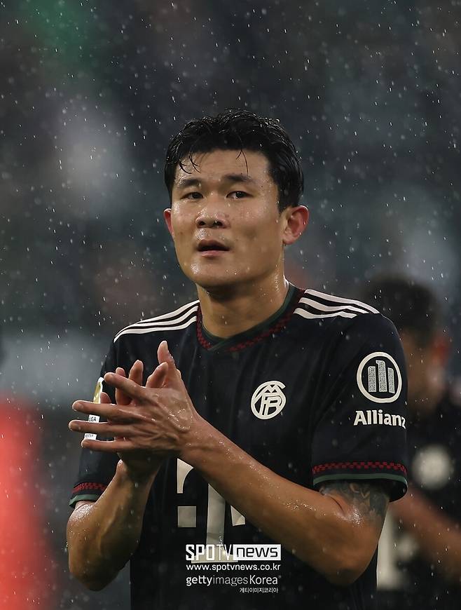 ▲ 최근 이탈리아와 튀르키예 등 복수의 명문 구단들로부터 구체적인 영입 제안이 쏟아진 김민재. 겨울 이적 시장의 뜨거운 감자로 떠올랐으나 김민재는 뮌헨에서의 도전을 멈추지 않겠다는 의사를 분명히 하며 잔류를 선언했다.