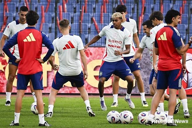 스페인 축구대표팀 선수들이 훈련에 열중하고 있다. /AFPBBNews=뉴스1