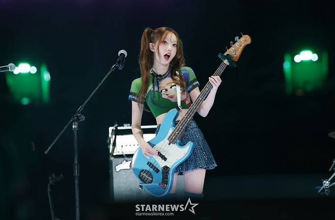 밴드 QWER 마젠타가 7일 가오슝 내셔널 스타디움에서 진행된 스타뉴스 주최 '10주년 아시아 아티스트 어워즈 2025(10th Anniversary Asia Artist Awards 2025, '10주년 AAA 2025')를 기념하는 'ACON 2025'에서 멋진 무대를 선보이고 있다.   /2025.12.07 /사진=이동훈 photoguy@