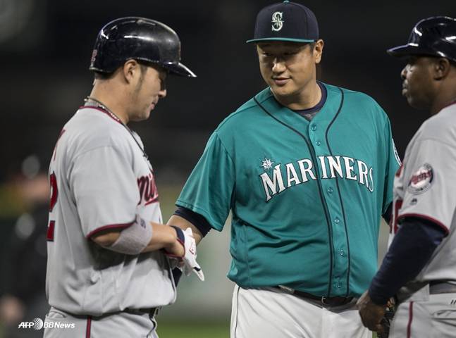 2016시즌 메이저리그 경기에서 만난 이대호(오른쪽에서 2번쨰)와 박병호(왼쪽)가 대화를 나누고 있다. /AFPBBNews=뉴스1