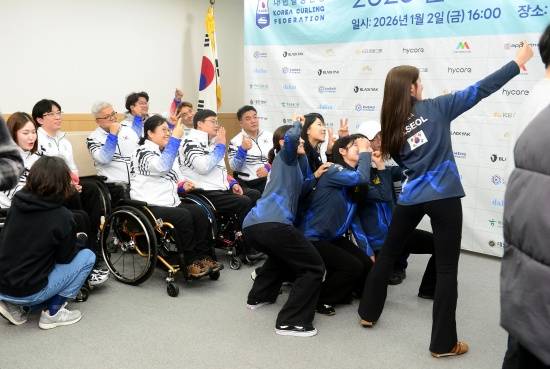 대한컬링연맹과 대한장애인컬링협회가 2일 서울 올림픽파크텔에서 합동으로 2026 밀라노・코르티나담페초동계올림픽 및 패럴림픽 컬링 국가대표 출정식을 진행했다. 대한장애인체육회 제공