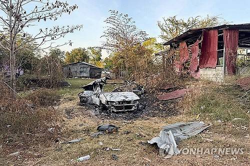 교전으로 파괴된 캄보디아 촉 체이 마을  [캄보디아 국영 AKP 통신 제공. AFP 연합뉴스. 재판매 및 DB 금지]