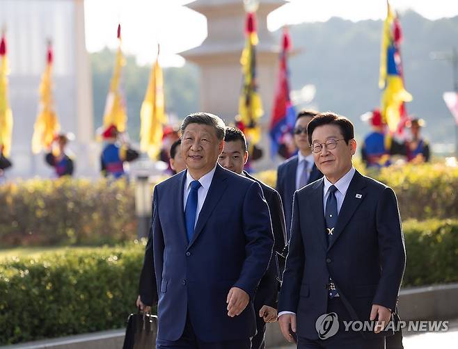 함께 걷는 한중 정상 이재명 대통령과 시진핑 중국 국가주석이 지난해 11월 1일 경북 국립경주박물관 천년미소관에서 열린 공식 환영식을 마친 뒤 정상회담을 위해 특별전시관으로 이동하고 있다. 이 대통령은 오는 4일 중국을 국빈 방문한다. 2026.1.3 [대통령실 제공 연합뉴스 자료사진. 재판매 및 DB 금지] photo@yna.co.kr