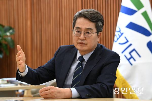 김동연 경기도지사는 4일 SNS를 통해 김성환 장관의 발언으로 불거진 용인 반도체 클러스터 이전 논란에 대해 반대 의사를 분명히 했다. 사진은 지난달 23일 신년 인터뷰를 진행 중인 김 지사의 모습. 2025.12.23 /최은성기자 ces7198@kyeongin.com