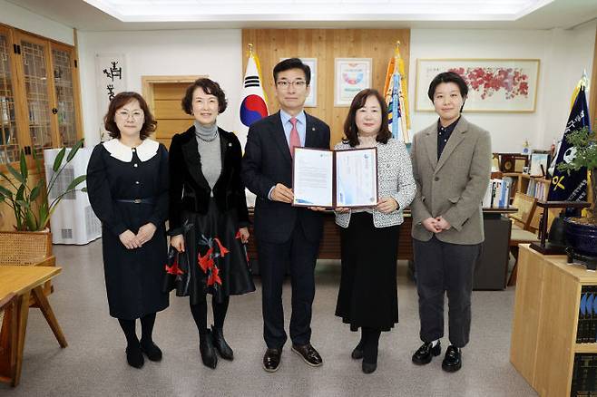 단재고등학교가 충북 최초로 IB 월드스쿨로 인증받았다.(사진 왼쪽부터 윤혜정 장학사, 이미숙 중등교육과장, 윤건영 교육감, 정관숙 단재고교장, 남진희 단재고 교사.)