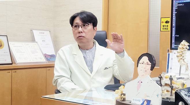 보건복지부가 지정하는 척추 전문병원인 대전우리병원 박우민 병원장이 충청권 유일 척추 전문병원으로서 새해 발전방향과 지역사회 공헌에 대해 설명하고 있다. (사진=대전우리병원 제공)
