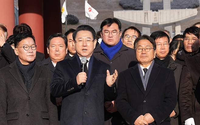 강기정 광주시장과 김영록 전남지사가 지난 2일 오전 광주 북구 운정동 국립 5·18 민주묘지에서 참배를 마친 뒤 행정 통합 선언문을 함께 발표하고 있다./김애리 기자