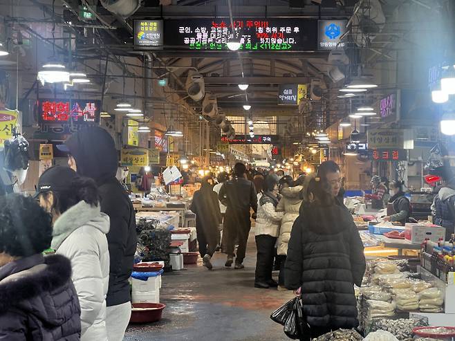 2026년 병오년(丙午年) 새해 첫 주말인 3일 오전 11시 광주 서구 양동시장이 시민들로 북적거리고 있다. /박건우 기자