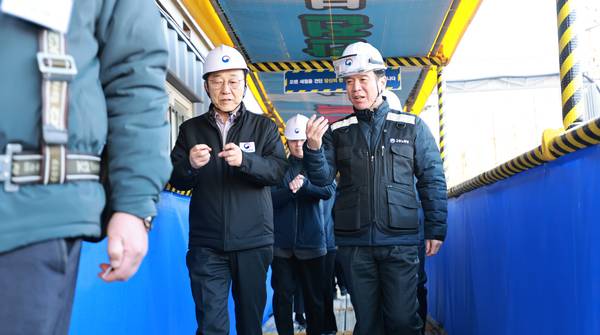 김영훈(오른쪽) 고용노동부 장관이 지난해 12월 24일 서울 동작구 한국토지주택공사(LH) 공공분양주택 신축 공사 현장에서 불법하도급 점검을 하고 있다. /연합뉴스