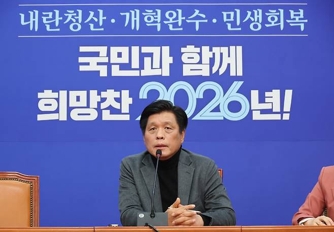 더불어민주당 조승래 사무총장이 4일 국회에서 열린 기자간담회에서 현안과 관련해 발언하고 있다. /연합뉴스