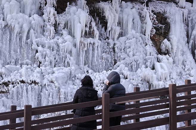 ▲ 절기상 소한(小寒)을 하루 앞둔 4일 오전 대구 달성군 옥연지 송해공원을 찾은 관광객들이 빙벽을 감상하고 있다.김영환 기자yhk@kyongbuk.com