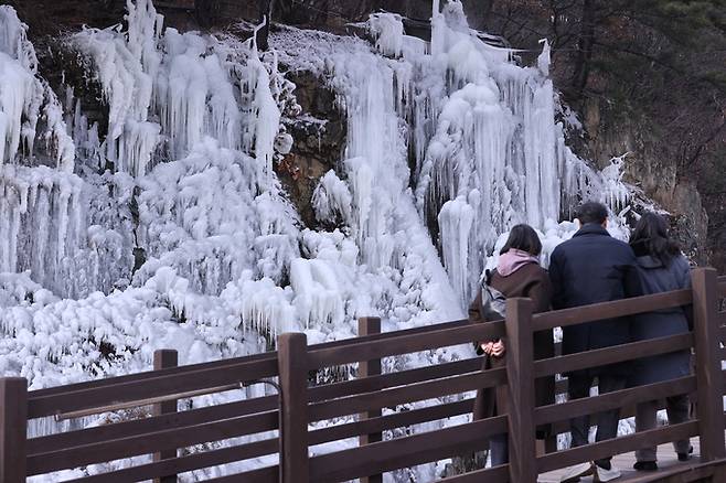 ▲ 절기상 소한(小寒)을 하루 앞둔 4일 오전 대구 달성군 옥연지 송해공원을 찾은 관광객들이 빙벽을 감상하고 있다.김영환 기자yhk@kyongbuk.com