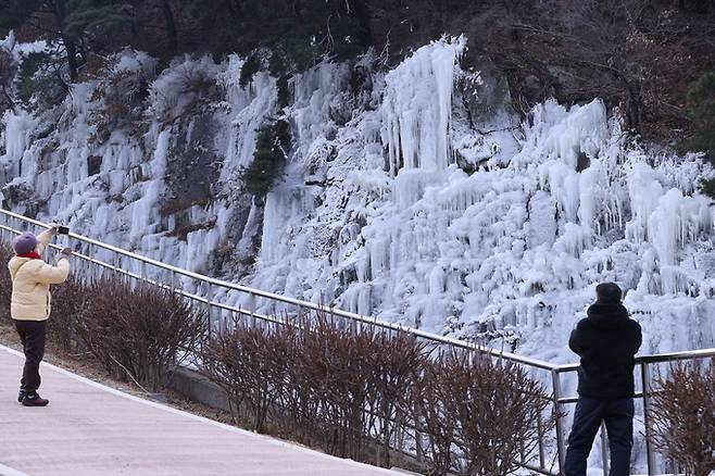 ▲ 절기상 소한(小寒)을 하루 앞둔 4일 오전 대구 달성군 옥연지 송해공원을 찾은 관광객들이 빙벽을 감상하고 있다.김영환 기자yhk@kyongbuk.com