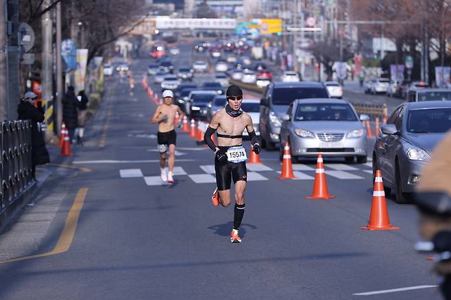 ▲ 4일 오전 대구 달서구 2.28자유광장에서 열린 제18회 2026전국새해알몸마라톤대회 참가자들이 레이스를 펼치고 있다.김영환 기자yhk@kyongbuk.com